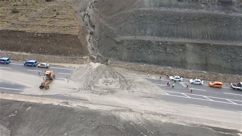 Erzincan Sivas Kara Yolunda Heyelan Meydana Geldi Trt Haber Foto Galeri