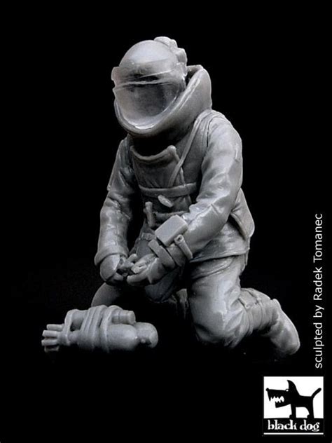 Eod Technician And Ordinance 135 Scale Resin Figure From Black Dog