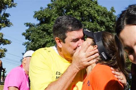 M Nica Riedel Ganha Bitoc O E Medalha No Fim Da Maratona Jogo