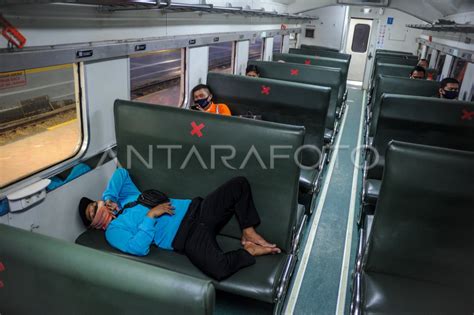 KENAIKAN JUMLAH PENUMPANG KERETA API ANTARA Foto