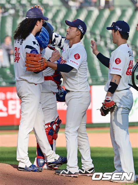 사진 승리 축하 받는 김원중 네이트 스포츠