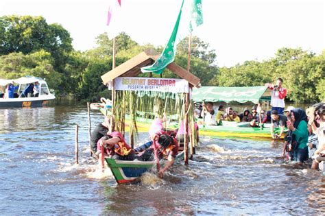 Infopublik Keunikan Lomba Besei Olahraga Dayung Sampan Suku Dayak