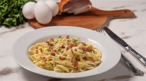 Macarrão à carbonara tradicional confira uma receita fácil de fazer