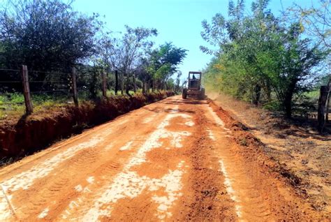 Juchitán realiza trabajos de rastreo de caminos rurales y saca cosechas