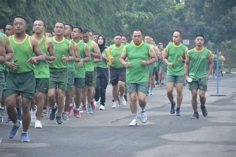 Bina Fisik Dan Meningkatkan Stamina Pangdivif Kostrad Ikut Lari