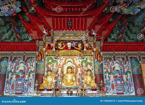 Immagini Di Buddha Dentro Il Santuario Principale Di Haedong Yonggungsa