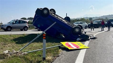 Pauroso Incidente Allo Svincolo Di Castel Del Lago Furgone Si Ribalta