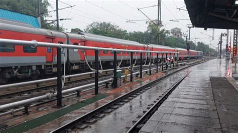 12957 Ahmedabad Delhi Swarna Jayanti Rajdhani Express Arriving New