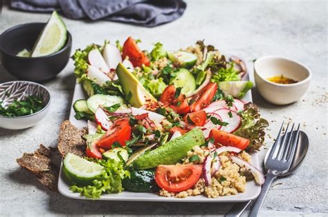 Salada De Quinua Tomate Pepino Rabanete E Abacate Em Prato