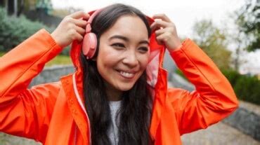 5 best waterproof headphones for running in the rainy season | HealthShots