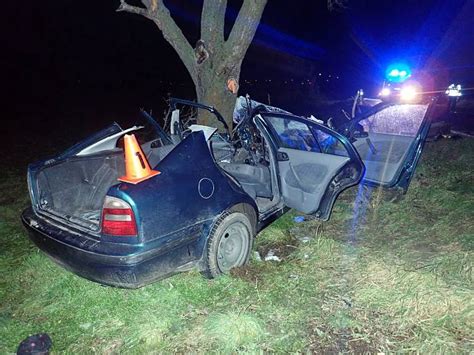 Šíp Nedaleko Šelešovic auto narazilo do stromu řidič nehodu přežil