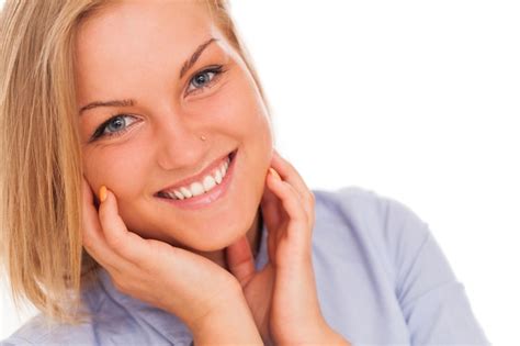 Jeune Femme Blonde Souriante Photo Gratuite