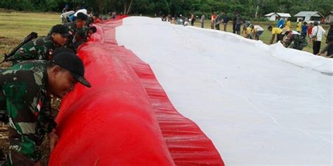 Yonif Ts Bentangkan Bendera Merah Putih Satu Kilometer Di Mosso