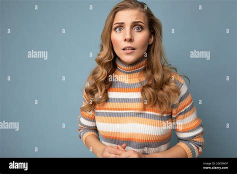 Photo portrait de jeune attrayante beau triste bouleversé nerveux blonde femme avec des émotions