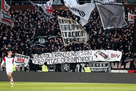 Eintracht Kurve sorgt mit Banner für Eklat auf St Pauli