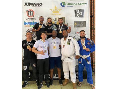 Portal Arcos Atletas De Jiu Jitsu Conquistam Medalhas Para Arcos No