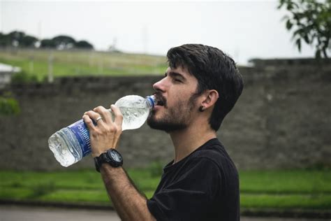 Quanti Litri Di Acqua Devi Bere Al Giorno La Norma Per Adulti E