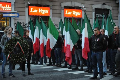 Saluti Romani E Croci Celtiche La Destra In Corteo Per Ramelli La