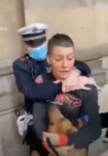 Firenze I Vigili Fermano Una Donna Senza Mascherina Che Reagisce Male 5