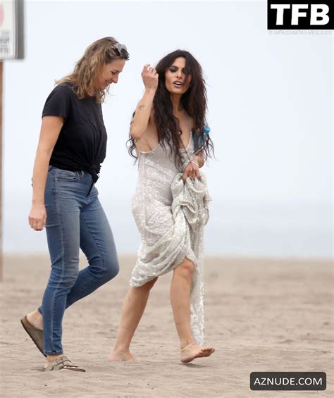 Sarah Shahi Sexy Seen Flaunting Her Hot Figure At The Beach During A