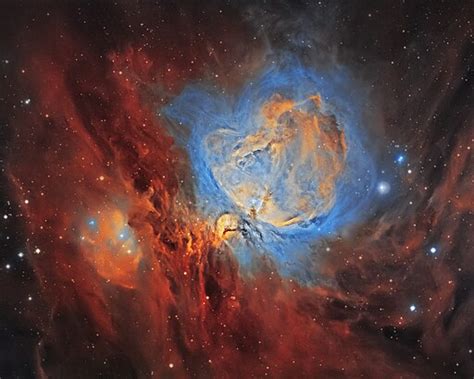 Planetary Disk In The Orion Nebula Destroys And Replenishes An Oceans