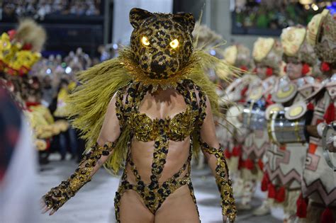 Paolla Oliveira Vira On A Em Desfile Na Sapuca