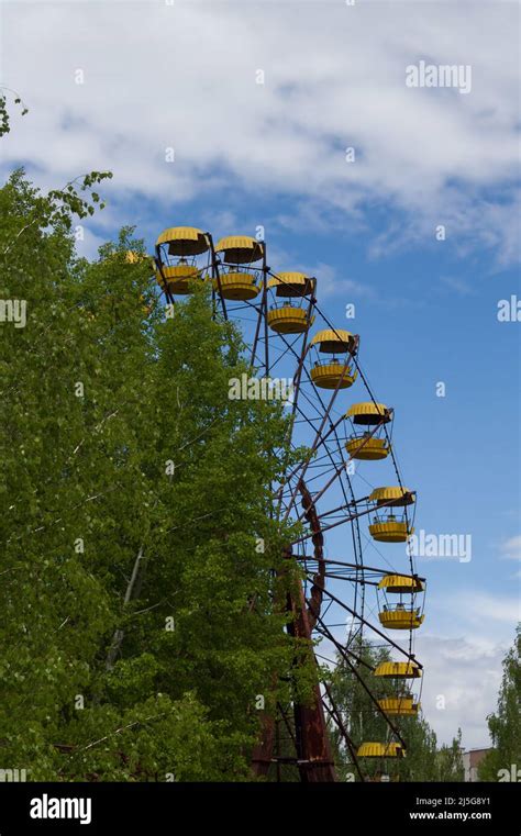 Abandoned Ferris Wheel In Amusement Park In Pripyat Stock Photo Alamy