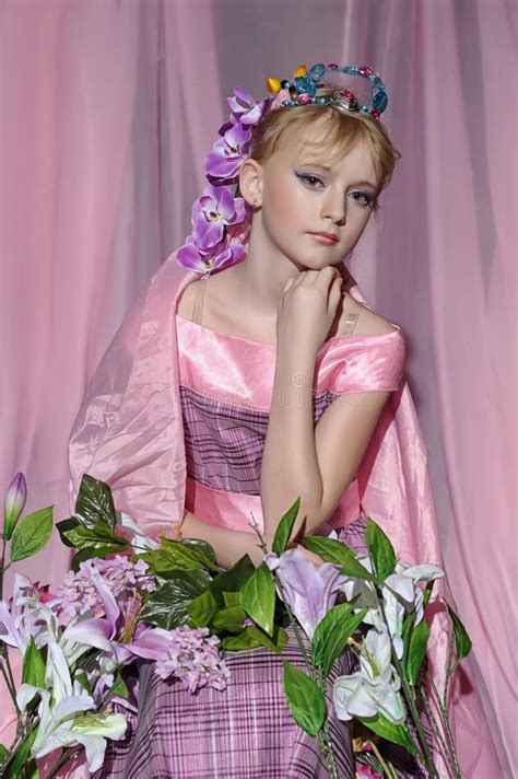 Blonde Prinzessin Lila Mit Einer Krone Von Steinen Auf Ihrem Kopf Und Orchideen In Ihrem Haar