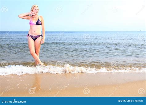 Mujer Hermosa En Bikini Que Toma El Sol La Playa Foto De Archivo