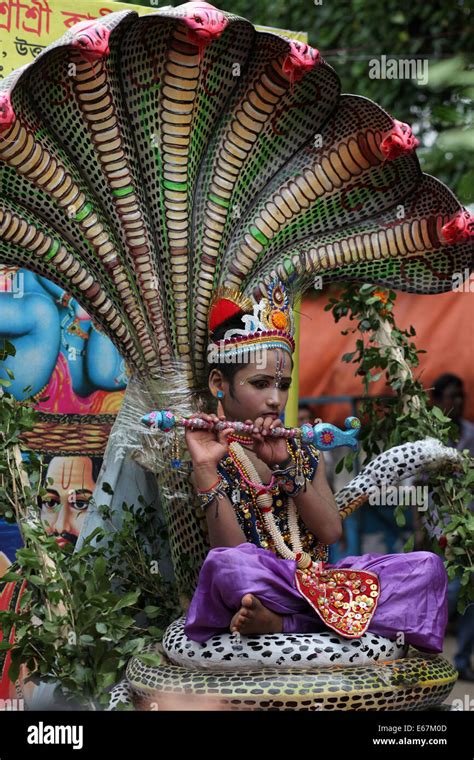 Un Hombre De Bangladesh Tiene Un Niño Vestido Como El Señor Hindú Sri Krishna Durante La