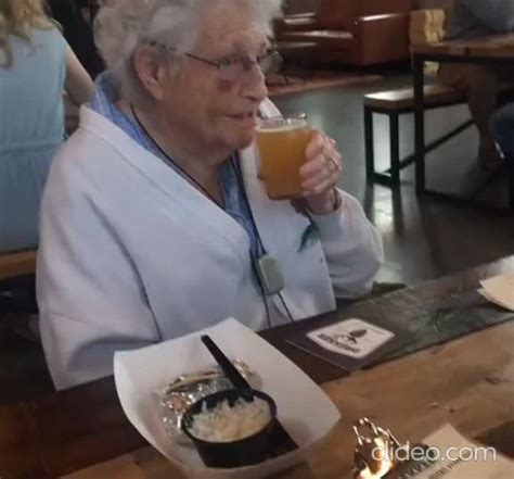 Una Abuela De 94 Prueba Cerveza Artesanal Por Primera Vez Meme