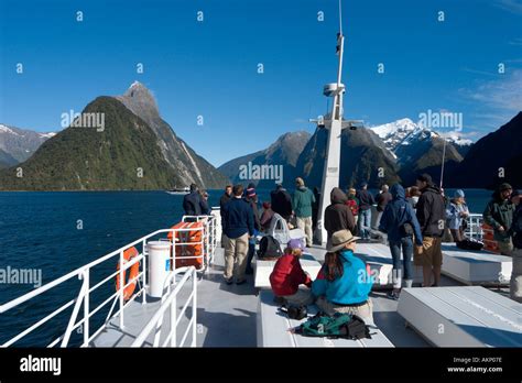 Touristen Auf Dem Deck Eines Kreuzfahrtschiffes Boot Mit Mitre Peak