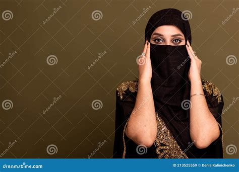 Femme Musulmane En Hijab Portrait D Une Jeune Fille Arabe En Robe