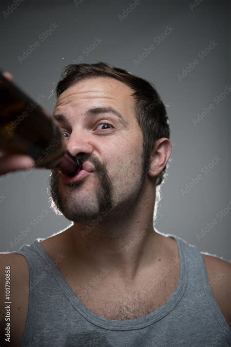 Junger Mann Mit Bart Trinkt Alkohol Stock Foto Adobe Stock