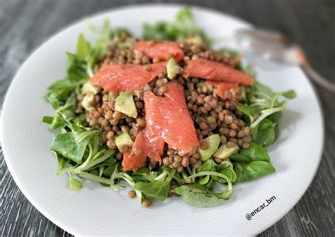 Ensalada de lentejas con canónigos salmón y aguacate Receta de Encar