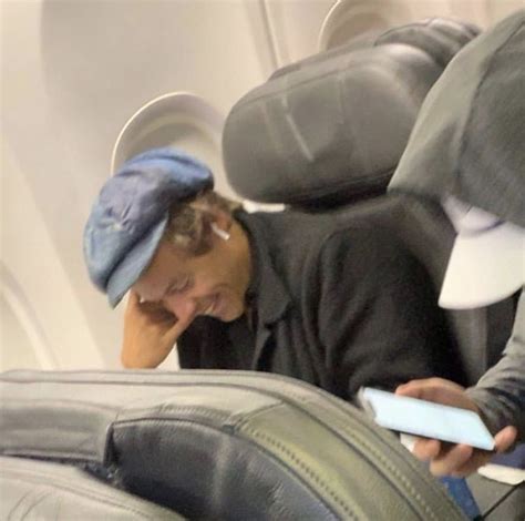 New Harry Was Spotted On A Airplane Recently Sonrisa De Harry