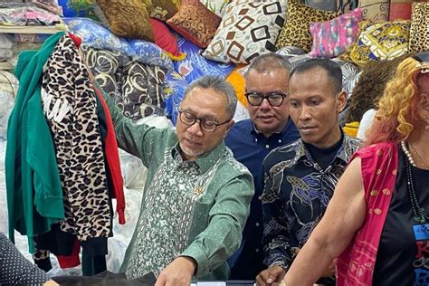 Foto Mendag Belanja Kaus Hingga Rp 1 Juta Dibagikan Ke Pedagang Dan