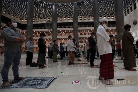 Salat Tarawih Pertama Di Masjid Istiqlal Foto Tribunnews