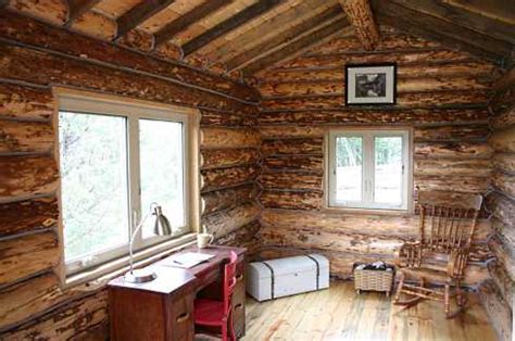 Log Cabin Style Mobile Homes . . . Well-Rounded Walls On Wheels!