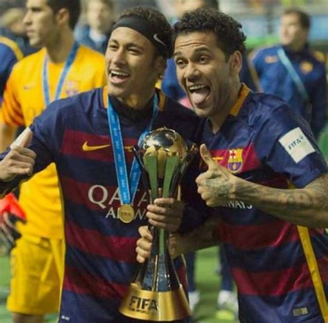 Daniel Alves alcança Pelé em número de títulos e Neymar celebra seu 1º