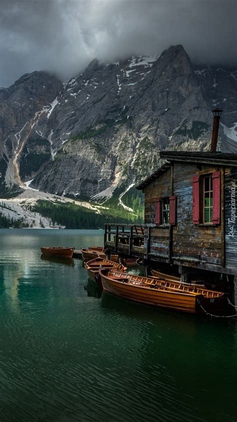 Domek i łódki na jeziorze Pragser Wildsee Tapeta na telefon