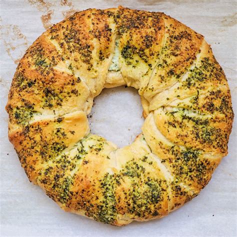 Cheesy Pesto Wreath Crescent Roll Wreath Recipe Fab Everyday