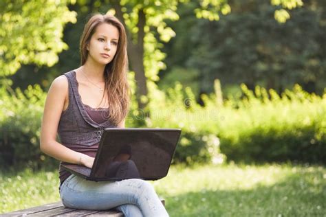 Jeune Fille De Brunette Avec Son Latop Image Stock Image Du Pensif Assez 19745467