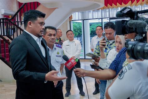 Galeri Foto Wali Kota Medan Bobby Nasution Saat Doorstop Dengan Wartawan Di Balai Kota Medan