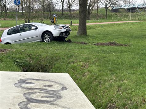 Automobilist Vliegt Uit De Bocht Torenlaan Hengelo 112 Nieuws Nederland