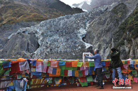 云南梅里雪山明永冰川逐年消减 藏地阳光新闻网
