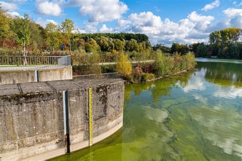 La Presa En El Lago Con Una Regla Que Indica El Nivel Del Agua En Un