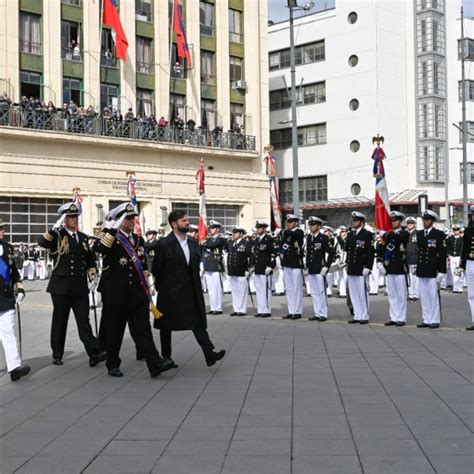 Con Tradicional Desfile En La Plaza Sotomayor La Armada Conmemor Un