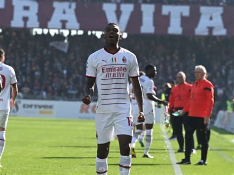 Milan Vence Salernitana Na Volta Do Campeonato Italiano Folha PE