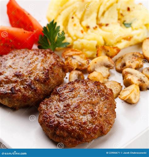 Gebratene Steaks Mit Kartoffeln Und Gebratene Pilze Stockbild Bild